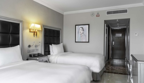 Habitación con 2 camas individuales, vistas parciales al mar
