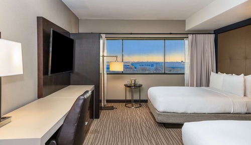 Habitación, 2 camas dobles (Views of EWR Runway and Port)