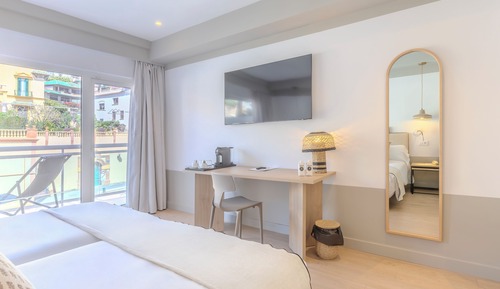 Habitación superior con 1 cama doble o 2 individuales, balcón