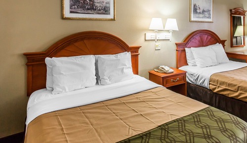 2 Queen Beds, Smoking