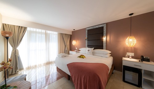 Habitación, 1 cama de matrimonio grande, junto a la piscina (Cabana)