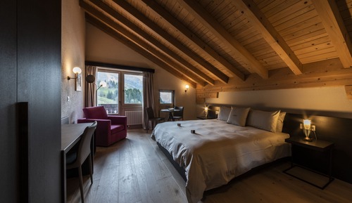 Suite junior, 1 cama de matrimonio grande con sofá cama, balcón, junto a la montaña