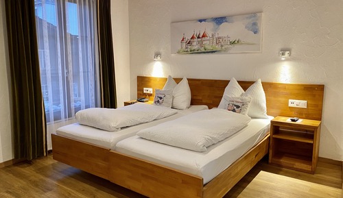 Habitación básica con 2 camas individuales