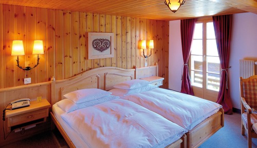 Habitación superior con 2 camas individuales, vistas a la montaña