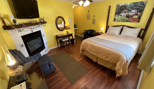 Deluxe Queen Fireplace/Jetted Tub #0