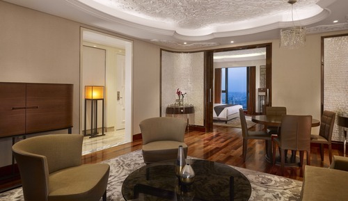 Suite panorámica, Acceso al salón del club, vistas a la ciudad