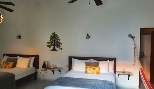 Suite, 2 camas de matrimonio, bañera de hidromasaje, vistas a la piscina