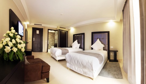 Habitación superior con 1 cama doble o 2 individuales, baño privado
