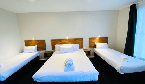 Habitación familiar (1 Queen, 2 Singles)