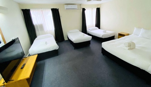 Habitación familiar (1 Queen, 3 Singles)