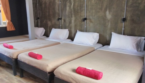 Family Room (4 single Beds)