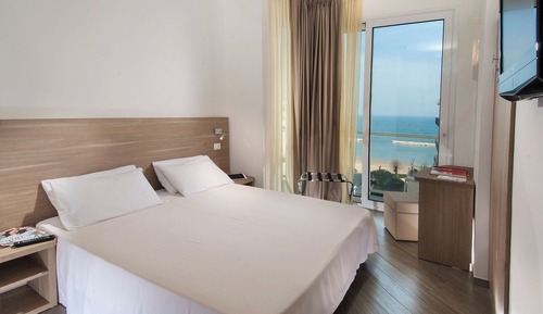 Habitación estándar con 1 cama doble o 2 individuales, balcón, vistas al mar