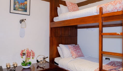 Dormitorio compartido económico, varias camas