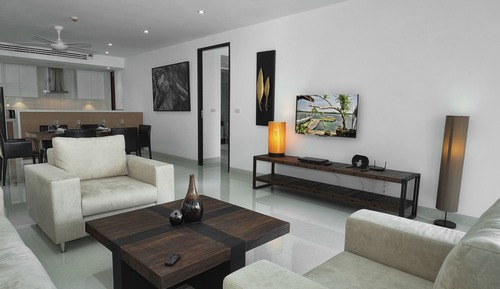 Apartamento de lujo, 2 habitaciones, cocina básica, vistas parciales al mar