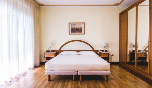 Habitación básica con 1 cama doble o 2 individuales