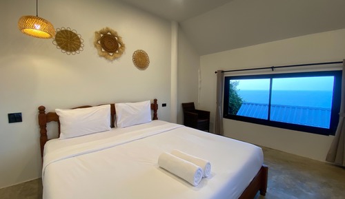 Habitación superior, vistas parciales al mar