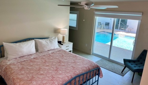 Motel room, 1 queen bed (Heron Hideaway) 
