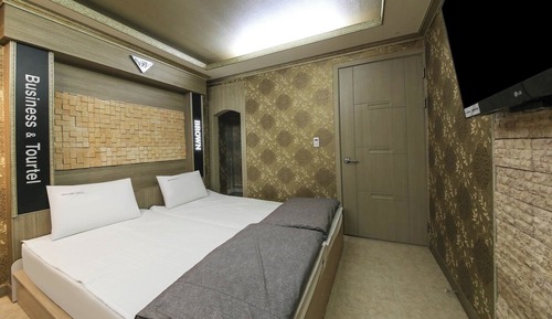 Habitación básica con 2 camas individuales