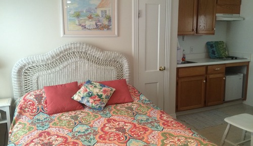 Habitación, 1 cama de matrimonio, cocina básica, planta baja
