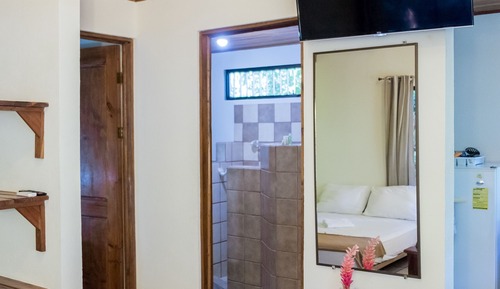 Bungalow junior, 2 habitaciones, vistas a la piscina, en la zona del jardín
