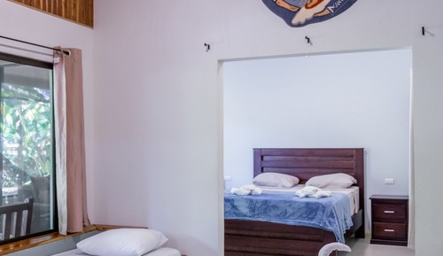 Suite estudio Deluxe, varias camas, vistas al jardín, junto a la piscina