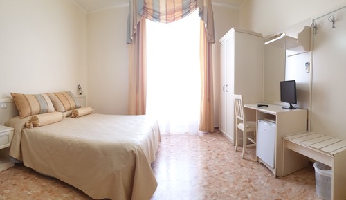 Habitación clásica con 1 cama doble o 2 individuales, baño privado