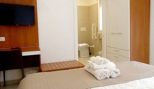 Habitación triple clásica, accesible en silla de ruedas