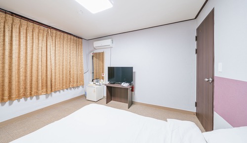 Standard Double Room (Check-in unavailable after midnight, please notify check-in time in advance)