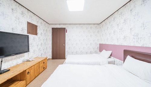 [Walk in] Event Room (Room assigned on-site) (Check-in unavailable after midnight)