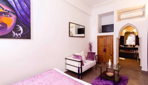 Habitación superior con 1 cama doble o 2 individuales, baño privado (Lilas)