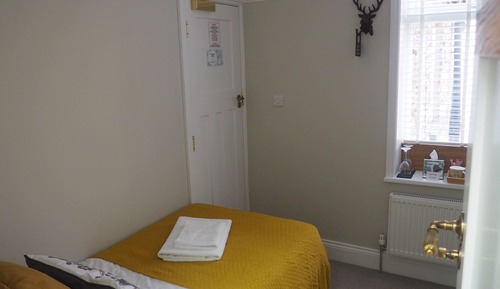 Habitación con 2 camas individuales, baño privado