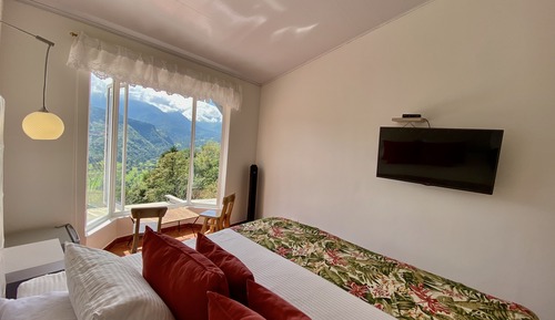 Habitación superior con 1 cama doble o 2 individuales, vistas a la montaña