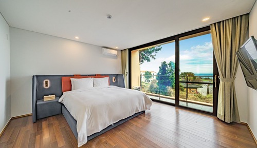Gaon Suite::Heatingfee150000KRW(Nowoffering-50% KRW75000,WarmpoolnotavailJul-Aug)Base6/Max 14pax