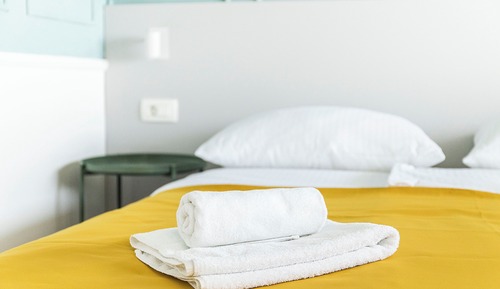 Habitación, balcón, vistas al mar
