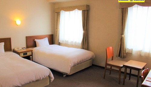 Twin Room, Smoking