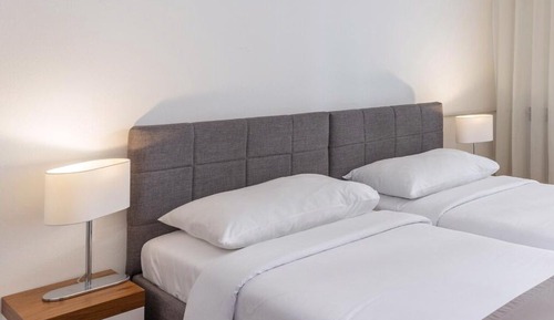 Habitación superior con 2 camas individuales, balcón, vistas al mar