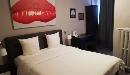 Habitación estándar con 1 cama doble o 2 individuales, vistas al patio