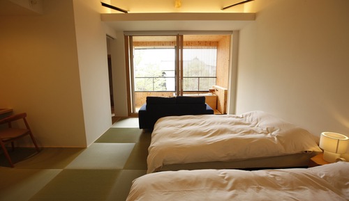 Habitación superior con 2 camas individuales, vistas al jardín ( 2F )
