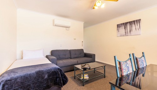 Apartamento básico, baño privado, vistas al patio