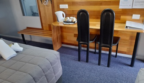 Habitación básica con 2 camas individuales
