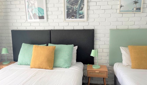 Habitación Deluxe con 1 cama doble o 2 individuales, varias camas, cocina básica
