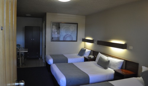 Habitación básica, varias camas