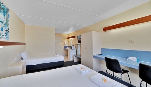 Habitación básica con 2 camas individuales