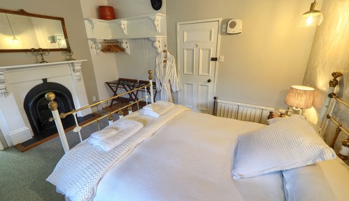 Habitación romántica, 1 cama de matrimonio, baño privado, vistas al jardín