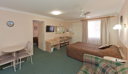 Suite familiar, 2 habitaciones, no fumadores, cocina básica (5 PERSON FAMILY ROOM)