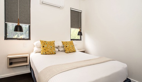 Apartamento, 2 habitaciones, junto a la piscina (Upper Poolside Apartment)