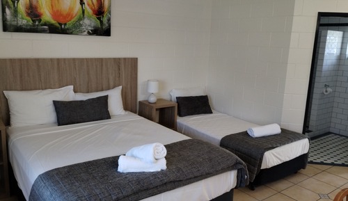 Habitación superior con 2 camas individuales, varias camas, baño privado