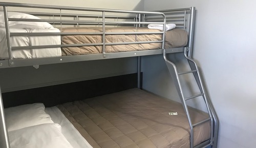 Dormitorio compartido básico, varias camas, no fumadores, baño compartido