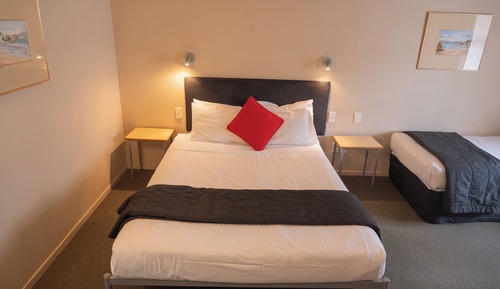 Habitación con 1 cama doble o 2 individuales, varias camas (1 Queen & 1 Single bed)
