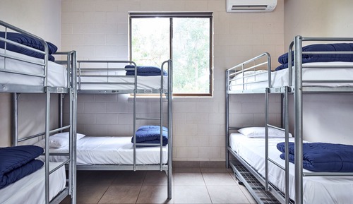 Habitación básica, dormitorio mixto